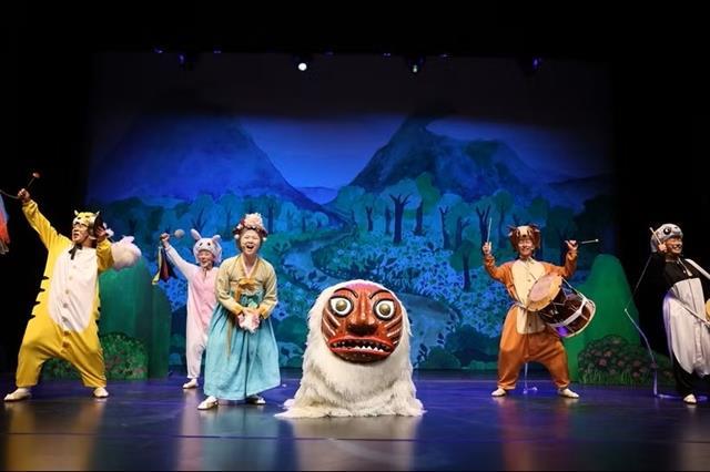 South Korean traditional arts troupe brings free musical to Việt Nam