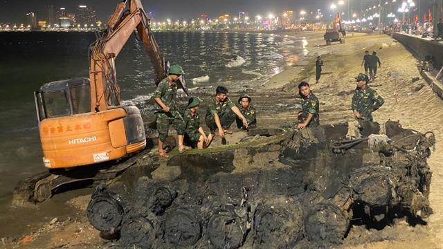 Tank wreck pulled from central Việt Nam beach