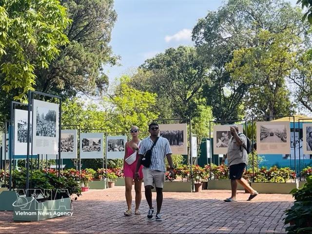 Exhibition traces Việt Nams post-reunification journey