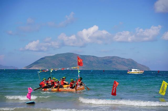 Côn Đảo hosts traditional raft racing to reenact heroic prison escapes