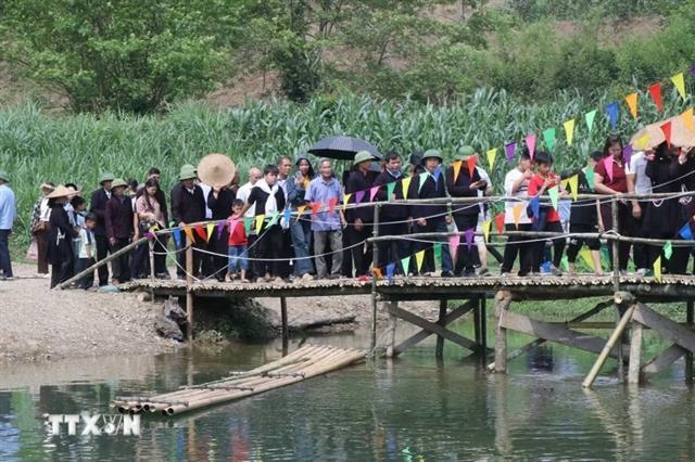 Xuân Dương Love Market draws visitors with Sli and Lượn songs