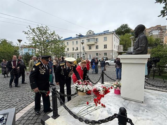 Flower tribute ceremony honours President Hồ Chí Minh in Russia