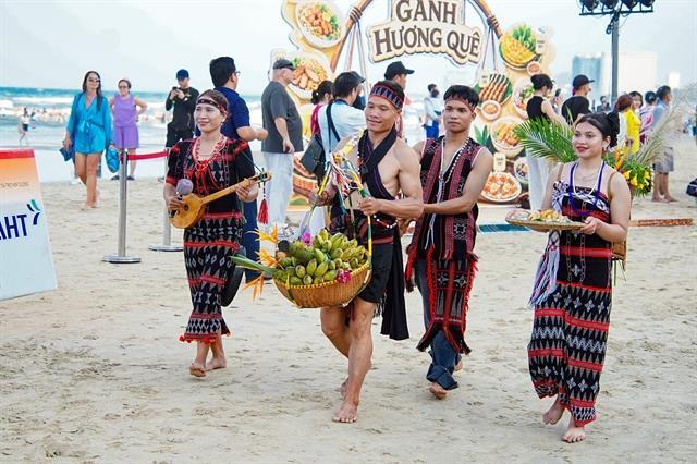 Street vendor memories blend with modern seaside festival in Đà Nẵng