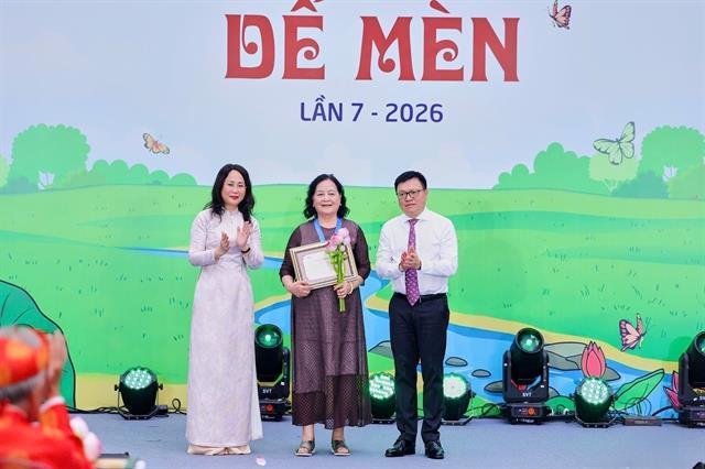 Late artist Ngô Mạnh Lân celebrated with top honour at Dế Mèn Children Awards