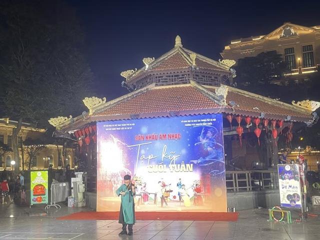 Hà Nội circus, school turn Hoàn Kiếm Lake into open-air stage

