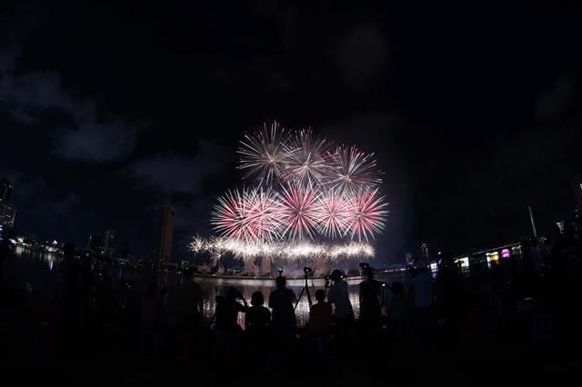 Việt Nam, China teams show off fireworks opening fest