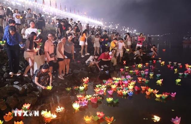 Lantern release ceremony honours cultural values on Đà river
