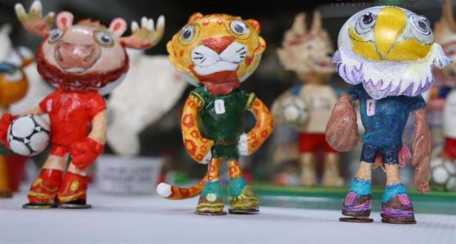 Retired teacher turns eggshells into World Cup mascots