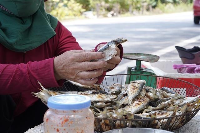 Grilled herring is a dish to try in Quảng Trị this summer