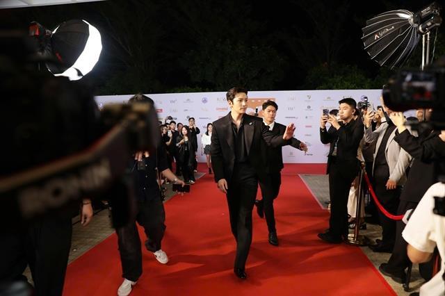Ji Chang-wook lights up the Đà Nẵng Asian Film Festival 2026 red carpet 