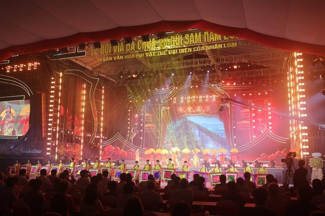 Thousands of visitors flock to Southern Việt Nams largest spiritual festival