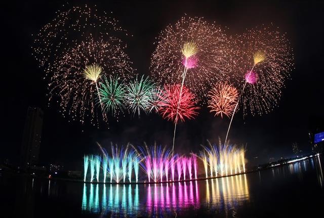 Việt Nam, France decorate Đà Nẵng fireworks in the second night