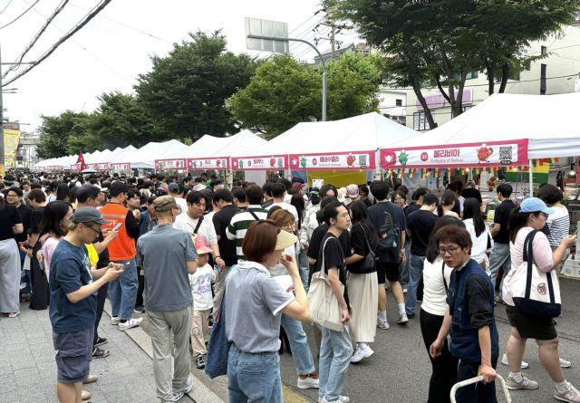 Việt Nams booth draws crowds at Seoul world food festival
