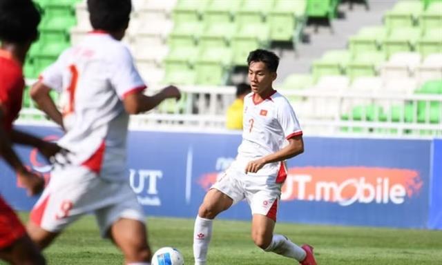 Late penalty sends Việt Nam to defeat against Indonesia