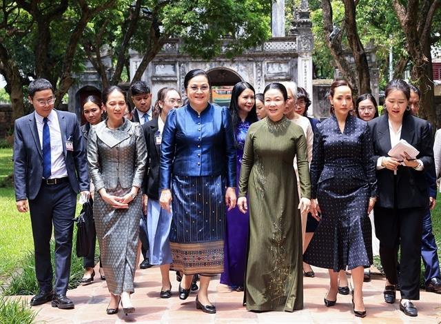 Spouses of Vietnamese, Lao, Cambodian, Thai PMs tour Hà Nộis Temple of Literature
