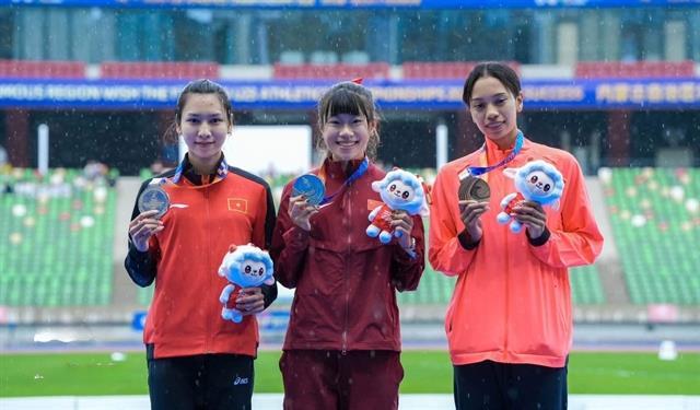 Tưởng sets new national record at Asian championships