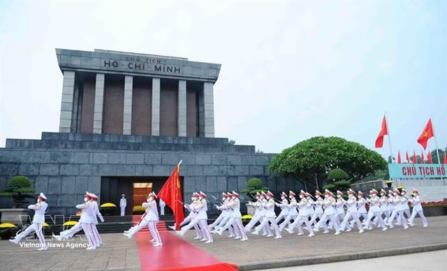 Over one million visitors visit President Hồ Chí Minh Mausoleum in six months

