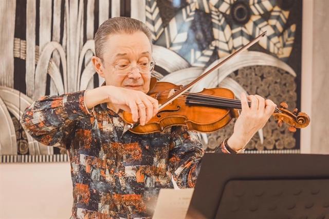 French violinist performs classical concertos in HCM City