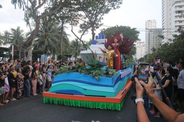 Carnival parade brings colour to Khánh Hòa Sea Festival
