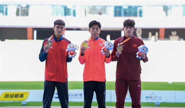 Tưởng runs rivals ragged to break records