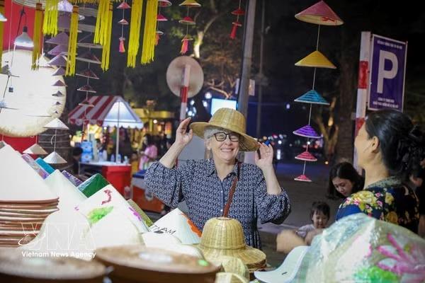 Vietnamese souvenirs tell everyday stories, drive creative economy