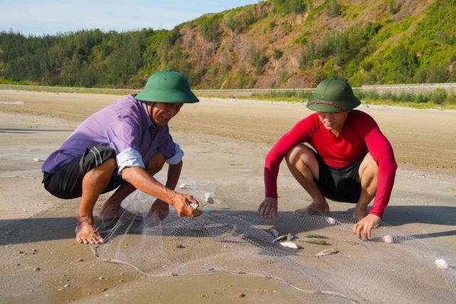 A daily ritual of traditional net fishing in Hà Tĩnh Province