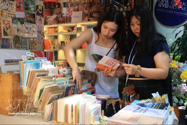 Promoting souvenir industry to spread national image