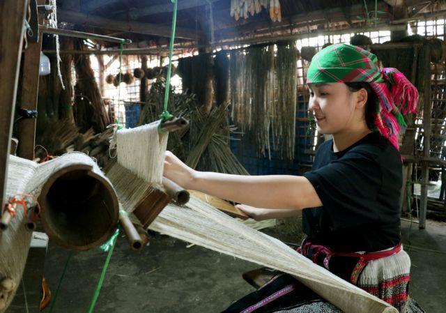 Linen weaving keeps Mông traditions alive