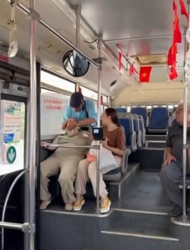 A helping hand on a Hà Nội bus