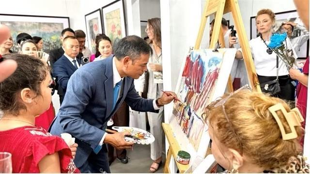 Exhibition of Vietnamese Dó paper paintings captivates Far Eastern audience