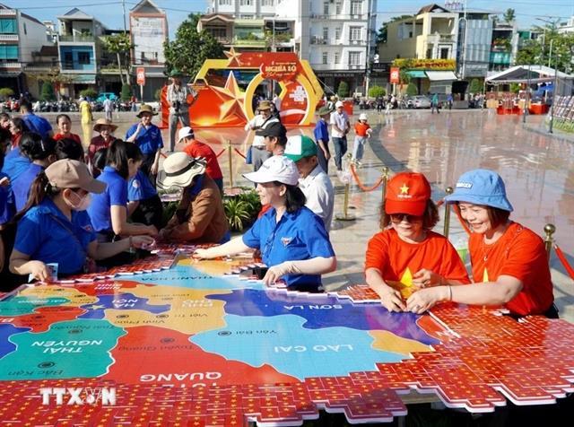 Quảng Ngãi: 8,100 national flags form shape of Việt Nam