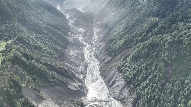 Nepal floods leave hundreds dead