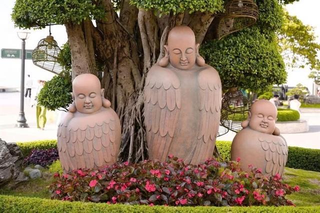 Nations largest Buddha-themed ceramic exhibition on display at Bà Đen Mountain