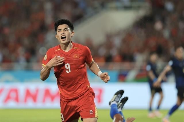 Việt Nam into ASEAN Championship semis with victory against Cambodia