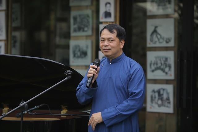 Exhibition captures Hà Nộis timeless charm through áo dài