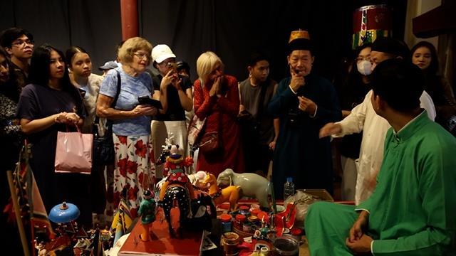 Young hands, new life for Mid-Autumn traditions