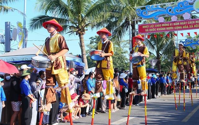 Ninh Bình promotes art of stilt walking