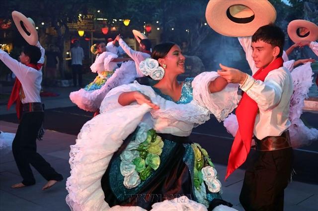 Artistic exchange helps foster Việt Nam-Colombia friendship