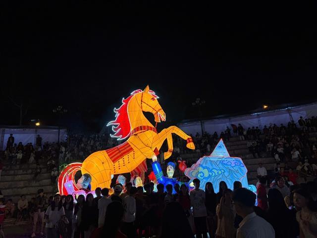 Sa Pa lights up with spectacular Mid-Autumn lantern procession