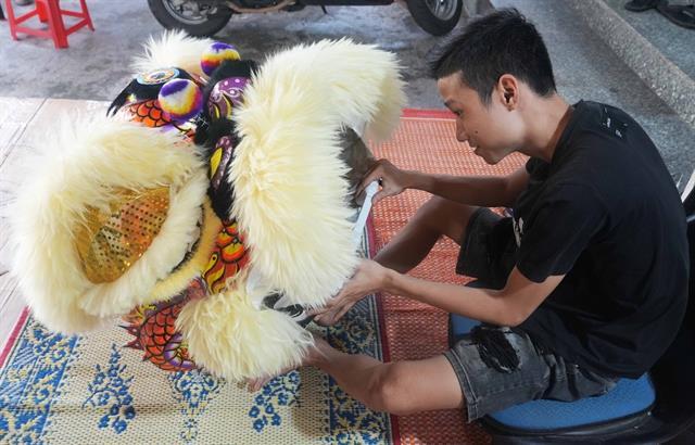 Lion head-making keeps folk heritage roaring
