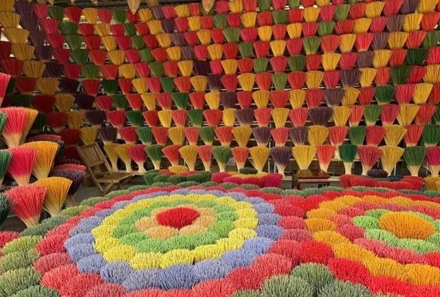 Digital tools help Thủy Xuân incense village reach wider market