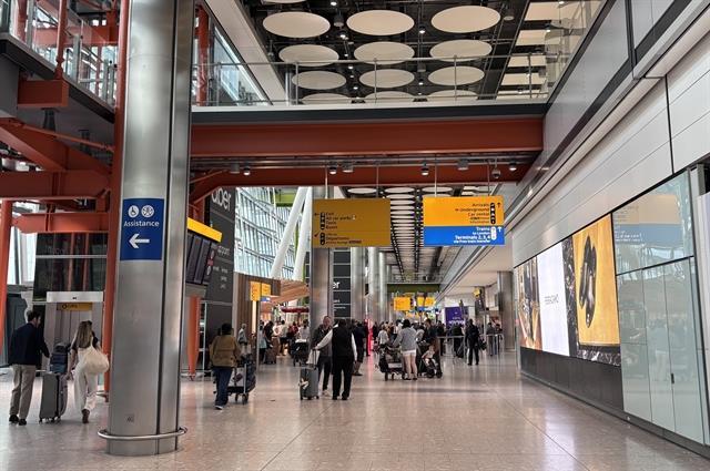 Vietnam Airlines adjusts London–HCM City flight schedules due to air traffic control issue

